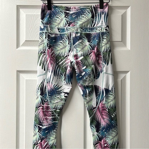 Zyia Light N Tight Hi Rise Tropical Print Leggings with pockets (M) - Picture 6 of 9